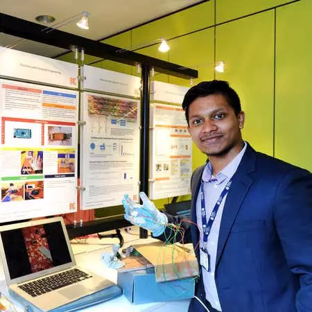 electronic and electrical engineering student presenting project at Ƶ Engineers show