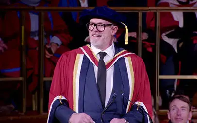 image of Greg Davies awarded honorary doctorate by Ƶ