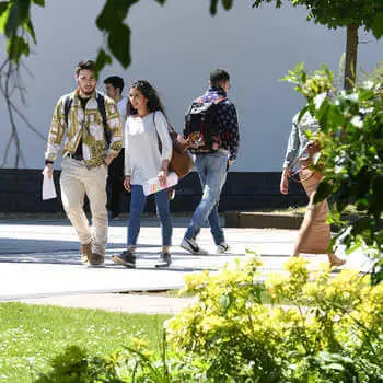 International students walking across Ƶ campus