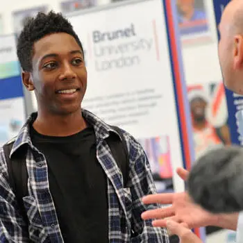 Prospective student talking to a academic at Ƶ University Open Day